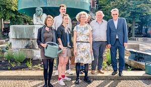 Von links nach rechts: Bezirksstadtr&auml;tin Dr. Saskia Ellenbeck, Torben Rutz (Gesch&auml;ftsf&uuml;hrer BID), Ronja Losert (Bezirksverordnete), Ingeborg Hofer-Hutter (Bezirksverordnete), Klaus Hackenschmied (Bezirksverordneter, leicht verdeckt), Ralf Olschewski (Bezirksverordneter), Bezirksb&uuml;rgermeister J&ouml;rn Oltmann. Foto: BACW