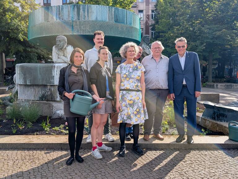 Von links nach rechts: Bezirksstadträtin Dr. Saskia Ellenbeck, Torben Rutz (Geschäftsführer BID), Ronja Losert (Bezirksverordnete), Ingeborg Hofer-Hutter (Bezirksverordnete), Klaus Hackenschmied (Bezirksverordneter, leicht verdeckt), Ralf Olschewski (Bezirksverordneter), Bezirksbürgermeister Jörn Oltmann. Foto: BACW