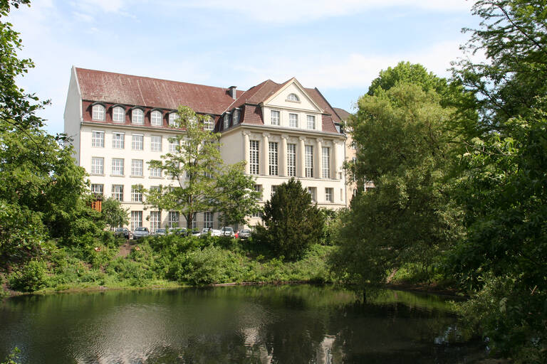 Das Friedrich-Ebert-Gymnasium wurde 1906 erbaut - in dem Jahr, in dem Wilmersdorf die Stadtrecht erhielt.