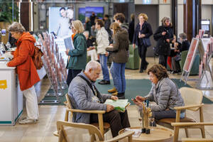 Die K&uuml;nstlermappen am Infopoint im Foyer der BBB-Bank waren sehr gefragt. Foto: Thomas Rosenthal