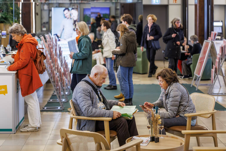 Die Künstlermappen am Infopoint im Foyer der BBB-Bank waren sehr gefragt. Foto: Thomas Rosenthal
