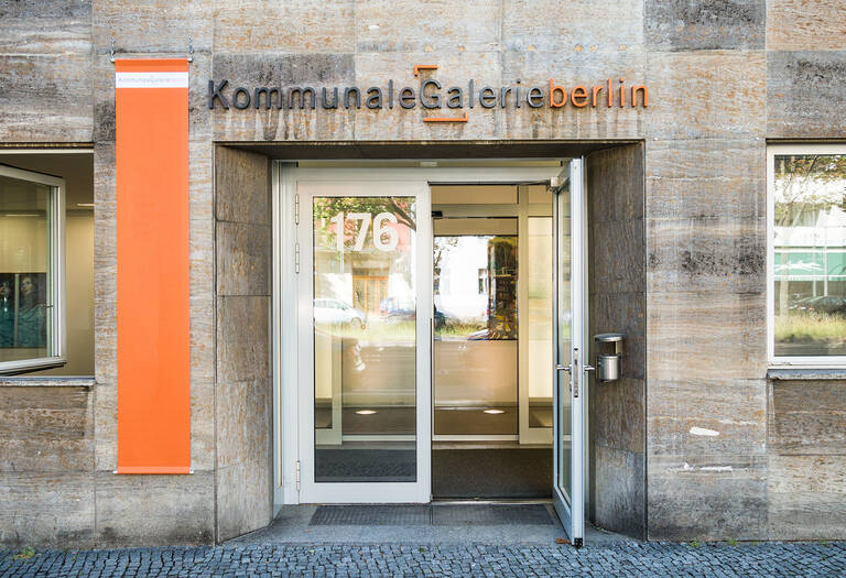 „Women support Women“ ist bis Januar 2027 in der Kommunalen Galerie Berlin zu sehen.