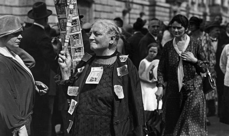 Eine Rentnerin protestiert mit aufgenähten Banknoten gegen die Geldentwertung, Weimarer Republik, (Ausschnitt), 20. Jahrhundert, Fotonachweis: bpk-Fotoarchiv / Staatliche Museen zu Berlin, Kunstbibliothek / Willy Römer