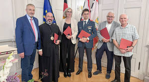 Gruppenfoto der Geehrten mit dem BVV-Vorsteher v.l.n.r. R&ouml;gner-Francke, Bischof v. Chr., Breidbach, Mattner, Ott und Gentzsch. Foto: BA SZ