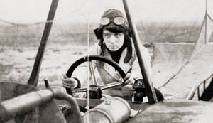 Melli Beese auf ihrer Rumpler-Taube im Jahr 1911.