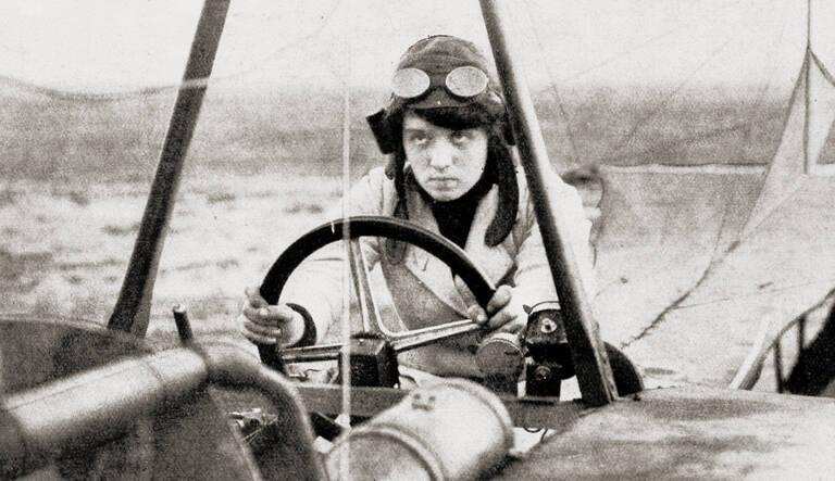 Melli Beese auf ihrer Rumpler-Taube im Jahr 1911.