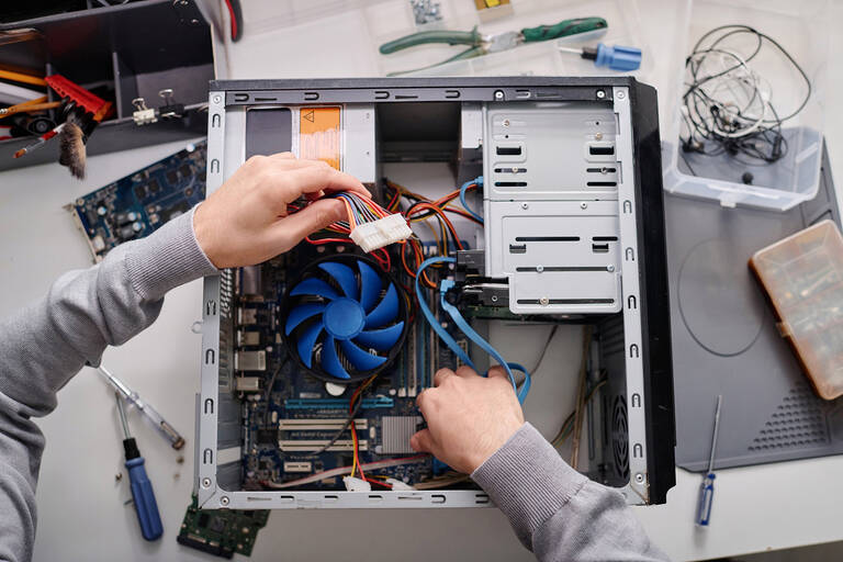Wird ein defekter Gaming-PC beim Rücksenden beschädigt, trägt der Verkäufer das Risiko. Was aber, wenn der sich quer stellt? Foto: stock.adobe.com/AnnaStills