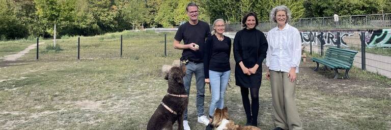 Von links: C. Buchholz (CDU), M. Zander-Rade (Grüne), Bezirksstadträtin Dr. S. Ellenbeck und I. Hofer-Hutter (Grüne) bei der Eröffnung der Freifläche.