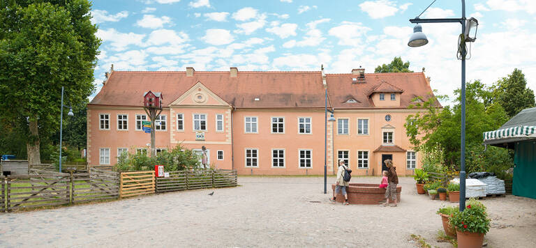 Zum Jubiläum wird eine neue Ausstellung im Herrenhaus eröffnet.