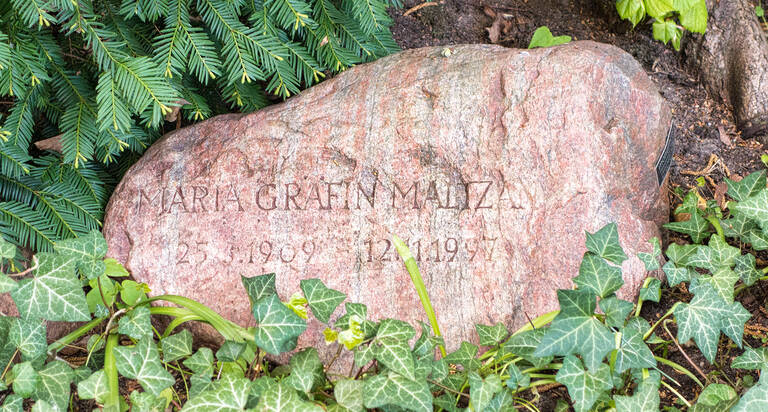 Auch das Ehrengrab der Tierärztin und Widerstandskämpferin Maria Gräfin Maltzan befindet sich auf dem Friedhof Heerstraße.