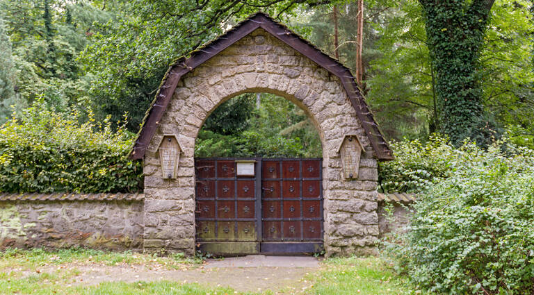 Der Friedhof liegt idyllisch mitten im Grunewald.