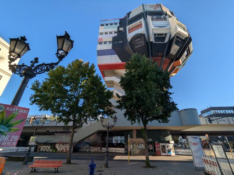 Vom Bierpinsel stürzte ein Fassadenteil in die Tiefe. Foto: BASZ