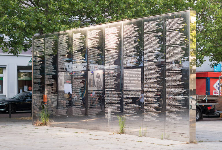Die Spiegelwand auf dem Hermann-Ehlers-Platzes erinnert an das Schicksal von 2000 aus Steglitz deportierten Juden.