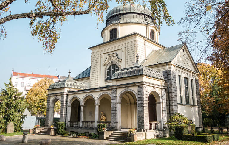 Auf dem Alten St. Matthäus Kirchhof lassen sich beeindruckende Mausoleen und Gräber bekannter Persönlichkeiten entdecken.