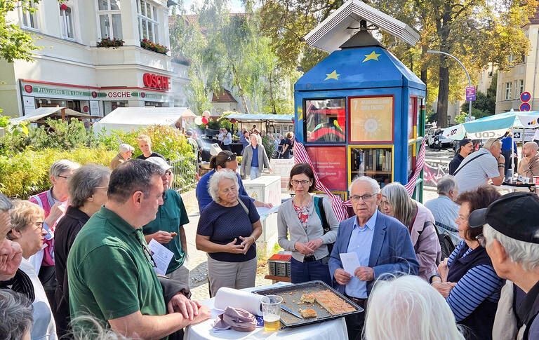 Erfolgreiche Projekte brauchen engagierte Bürger und Politiker wie Konrad Kutt (r.), Marion Becker (2.v.r.) und Bezirksstadtrat Urban Aykal (l.). Foto: Becker