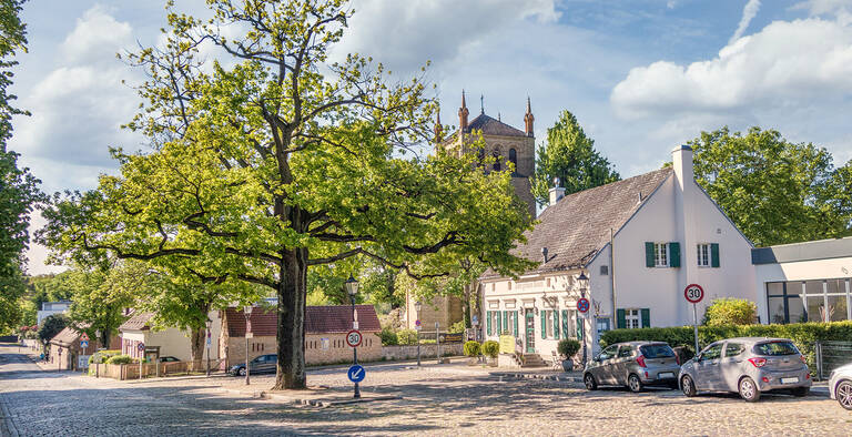 Wilhelmplatz mit Kirche und Restaurant „Zum grünen Baum“.