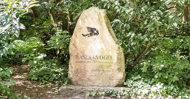 Gedenkstein für die Wandervögel im Stadtpark Steglitz.