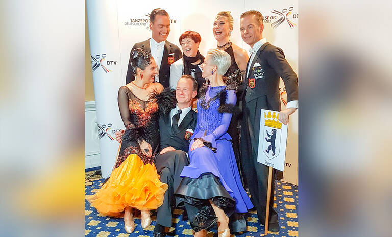 Berliner Mannschaft 2018: Die viermaligen Weltmeister Gert Faustmann & Alexandra Kley sowie Fabian Lohaus & Simone Braunschweig, Horst Droste & Claudia Kahl-Kaminsky und Mannschaftskapitänin Gabriele Buchla. Foto: Privat 