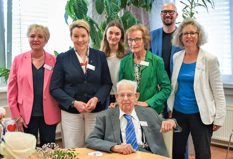 Senatorin Franziska Giffey und Staatssekretär Michael Biel (hinten) mit drei Generationen Knauer.