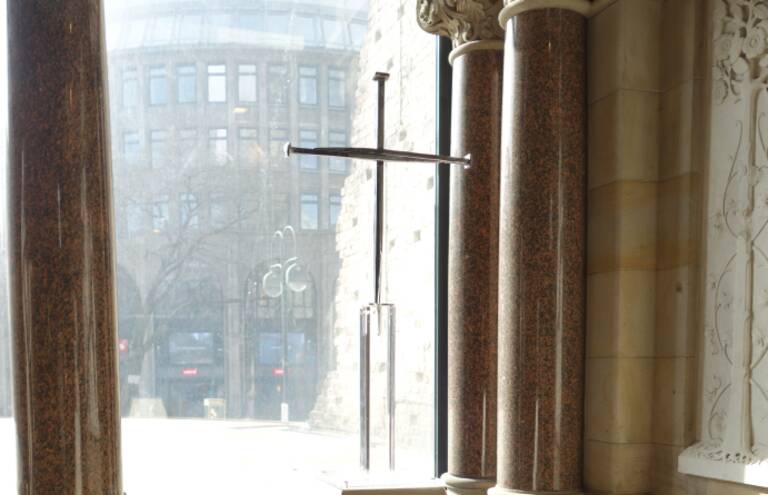 Ein Nagelkreuz von Coventry - hier in der Ged&auml;chtniskirche - wird bald  in Sch&ouml;neberg aufgestellt.
