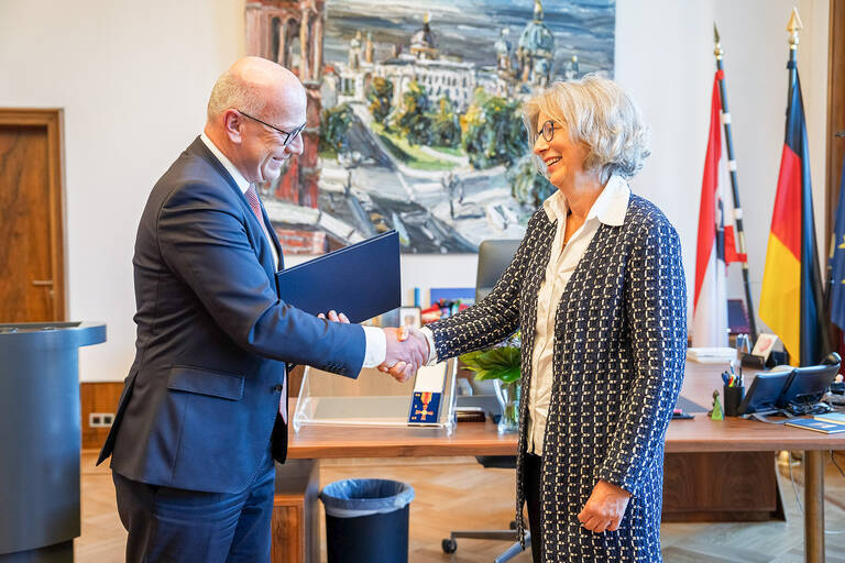 Alexandra Knauer, ausgezeichnet durch den Regierenden Bürgermeister von Berlin, Kai Wegner. Foto: Grönboldt / Landesarchiv Berlin