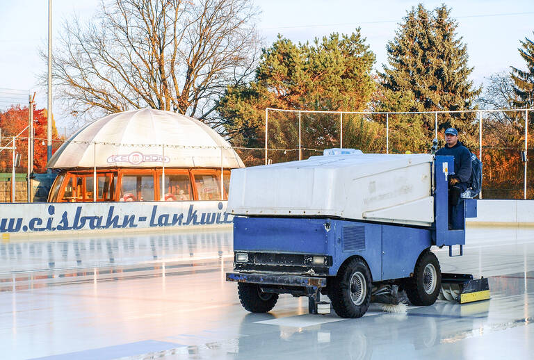 Bestens vorbereitet f&uuml;r die neue Saison - die Eisbahn in Lankwitz.