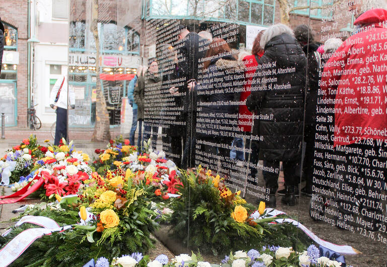 Spiegelwand auf dem Hermann-Ehlers-Platz. Foto: BA SZ