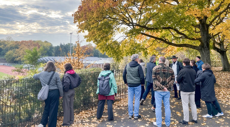Aus dem Stadion Wilmersdorf, im Hintergrund zu sehen, soll ein gr&uuml;ner Sportpark werden. Foto: BACW