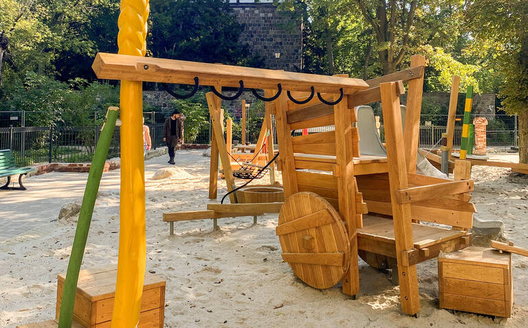 Nach umfangreichen Bauarbeiten freuen sich die Kinder auf den Spielplatz im Lehnepark. Foto: BA Tempelhof-Schöneberg