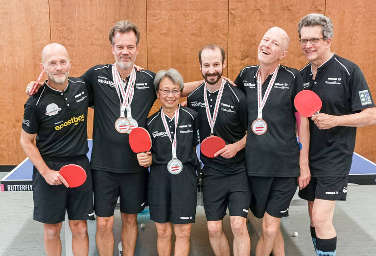 Zurück aus Wels (v. l.): Jens Greve,  Andreas Moroff,  Luci Krippner,  Michal Busch, Wolfgang Hoelscher-Obermaier und Andreas Klose vom Berlin-Team. Foto: Matthias Hadon