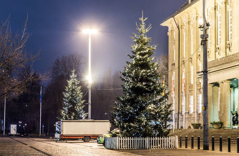Erleuchtete Weihnachtsbäume vor dem Rathaus Schöneberg.