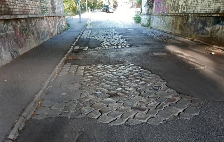 Vor der Baumaßnahme: Fahrbahnzustand unter S-Bahnbrücke Richtung Anhaltinerstraße. Foto: Fachbereich Tiefbau, SGA Steglitz-Zehlendorf