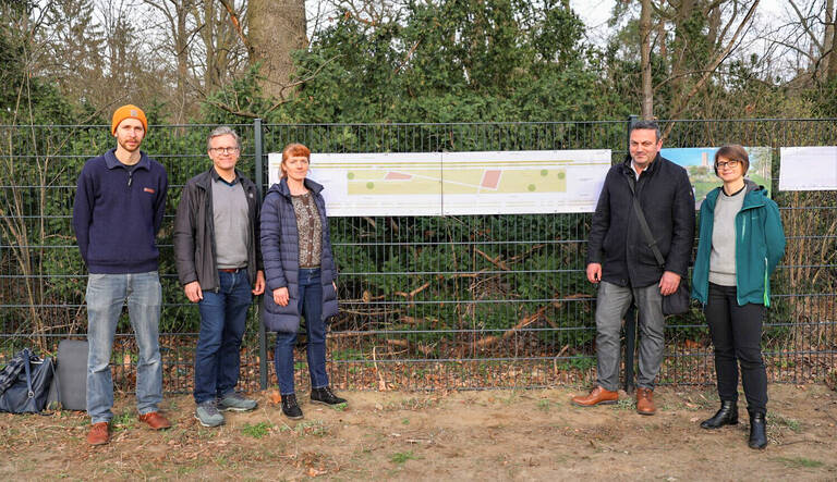 v.l.n.r.: Lukas von Bodelschwingh (Henningsen Landschaftsarchitektur), Ralph Meißner (Straßen- & Grünflächenamt), Eva Zerjatke (Henningsen Landschaftsarchitektur), Urban Aykal (Bezirksstadtrat), Irina de Cuveland (Grün Berlin GmbH). Foto: BASZ