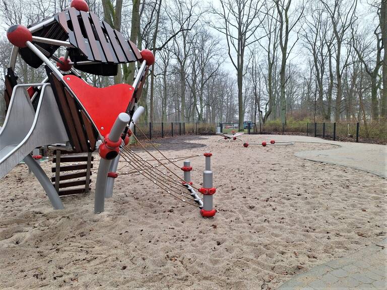 Spielplatz im Heinrich-Laehr-Park mit Sandkasten und Spielhaus inklusive Rutsche. Fot BA SZ