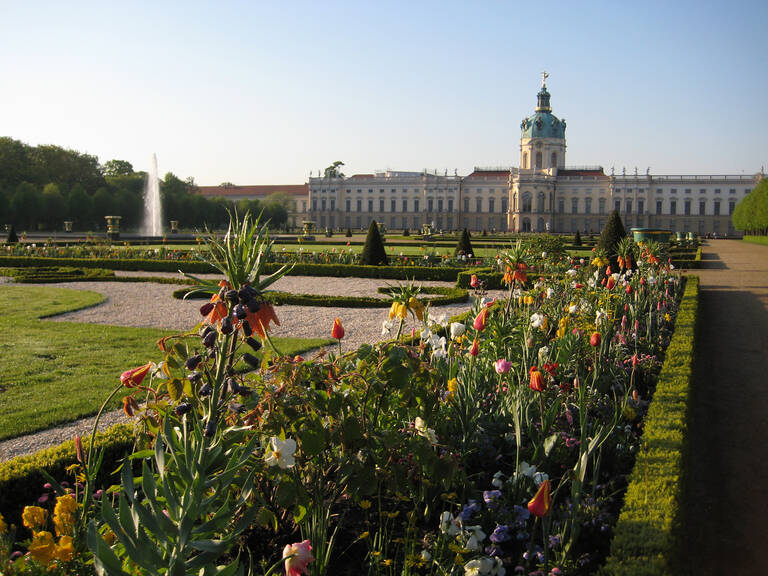 Blühendes Parterre am Schloss Charlottenburg. Foto: SPSG / Andreas Jacobs 