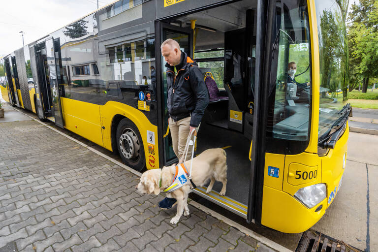 Mit dem Mobilitätstraining der BVG sicher ein- und aussteigen. Foto: BVG/Andreas Süß