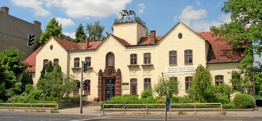 2006 standen noch die Glocken der im Zweite Weltkrieg ausgebrannten Dorfkirche auf dem Turm des Pfarrhauses.