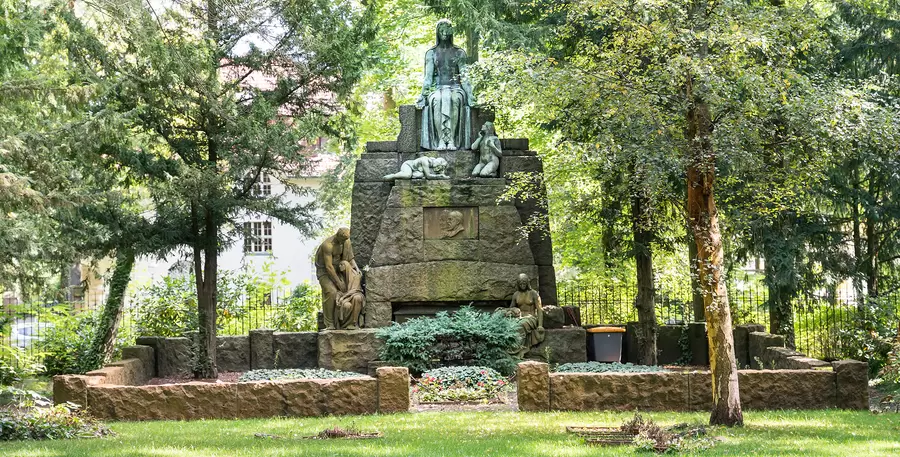 Grabmonument der Familie Laehr im Schönower Park.