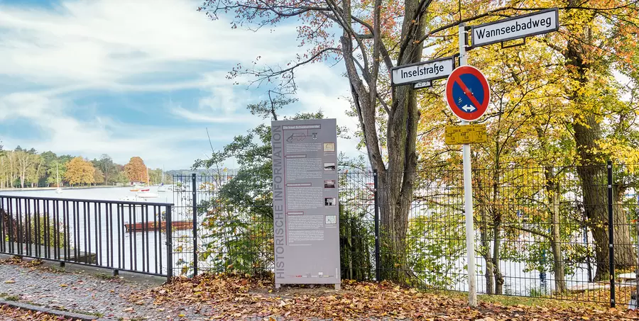 Seite 2013 informiert eine Stele über die Geschichte der Insel.