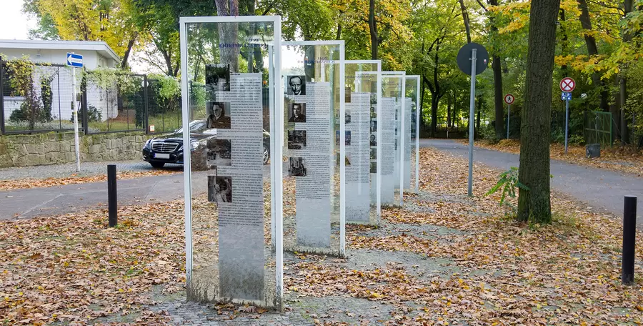 Fünf Informationsstelen erinnern an jüdische Bewohner der Insel.