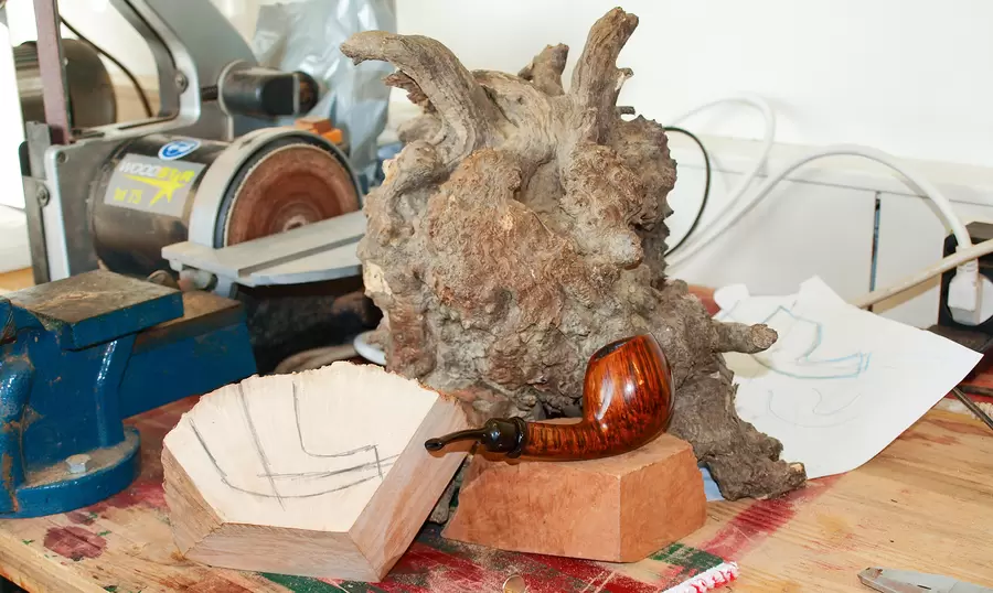 Von der Bruyère-Wurzelknolle zur Tabakpfeife.