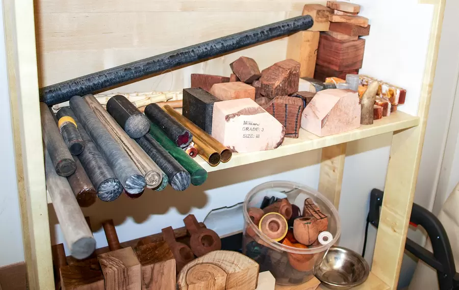 Im Regal lagern hochwertige Ausgangsmaterialien.