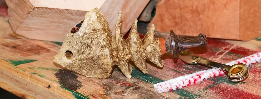 Pfeifenkunstwerk in Fischform und seltener Driftwood-Technik.