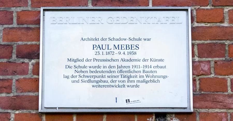 Am Schadow-Gymnasium in Zehlendorf erinnert eine Berliner Gedenktafel an den Architekten.