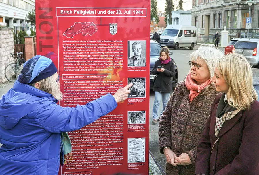 v.l.n.r. Barbara Fellgiebel (Enkelin Erich Fellgiebel),Staatssekretärin für Kultur, Cerstin Richter-Kotowski und die Bezirksstadträtin für Bildung, Kultur und Sport, Malgorzata Sijbrandij. Foto BA SZ