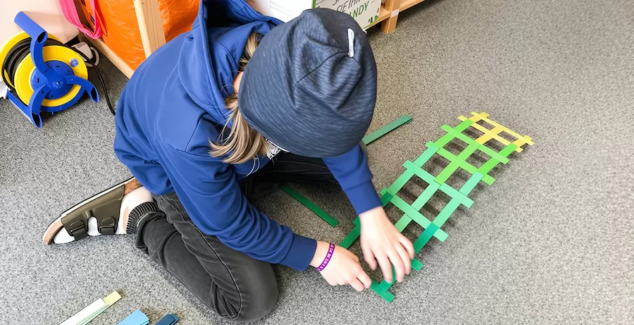 Klimaschüler aktiv im Brückenbau. Foto: A_E_G