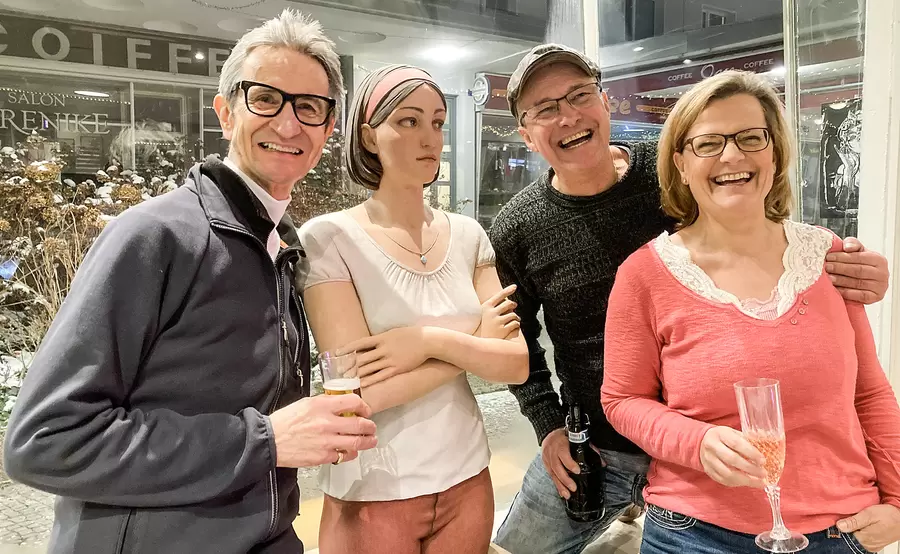 Gruppenbild mit Skulptur: Die Initiatoren des Art Pavillon ´ 61 Andreas Butz, Frank Effenberger und Gerhild Karpf (v.l.n.r.). Foto: privat
