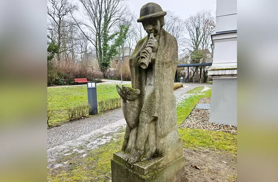 Junger Hirte (?) mit Flöte. Leider konnten wir nicht mehr über die Figur im Garten der Musikschule herausfinden. Über Hinweise freut sich die Redaktion.