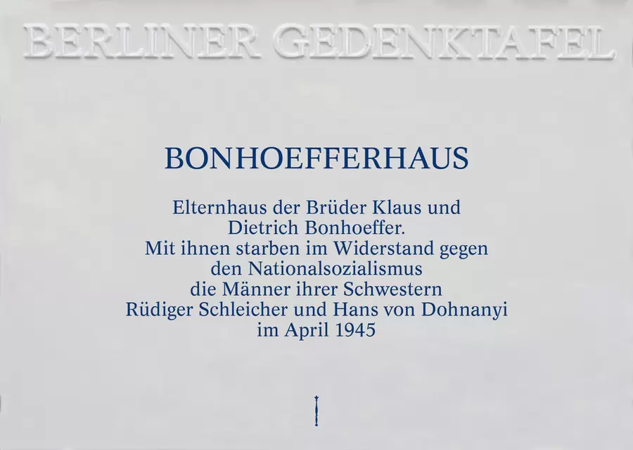 Gedenktafel am Bonhoefferhaus an der Marienburger Allee 43 in Westend.