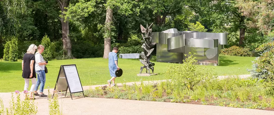 Im Garten lädt der Skulpturenpark zum Entdecken ein.